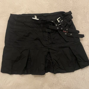 Svart kjol  - Svart short skirt med coola mini skärp som en snygg detalj!