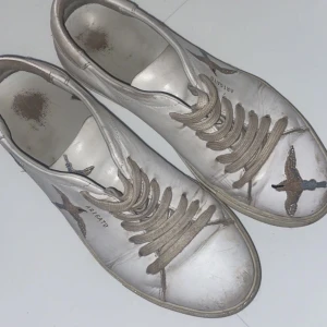 Arigato skor - Arigato sneakers supersnygga men använda! Nypris runt 2000kr, storlek 39, betalning via swish💖💖🌸🌸🌸🌸