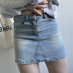 Jeanskjol - Ljusblå jeanskjol från Gina tricot 