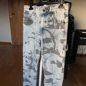 Jeans - Jättecoola straight jeans med mönster och cargo detalj som är i bra skick! 💕