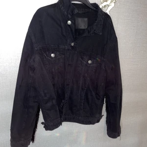 Jeansjacka  - Säljer min svarta jeansjacka som är perfekt nu till våren💗  Använd fåtal gånger (Köparen står för frakt)💗 