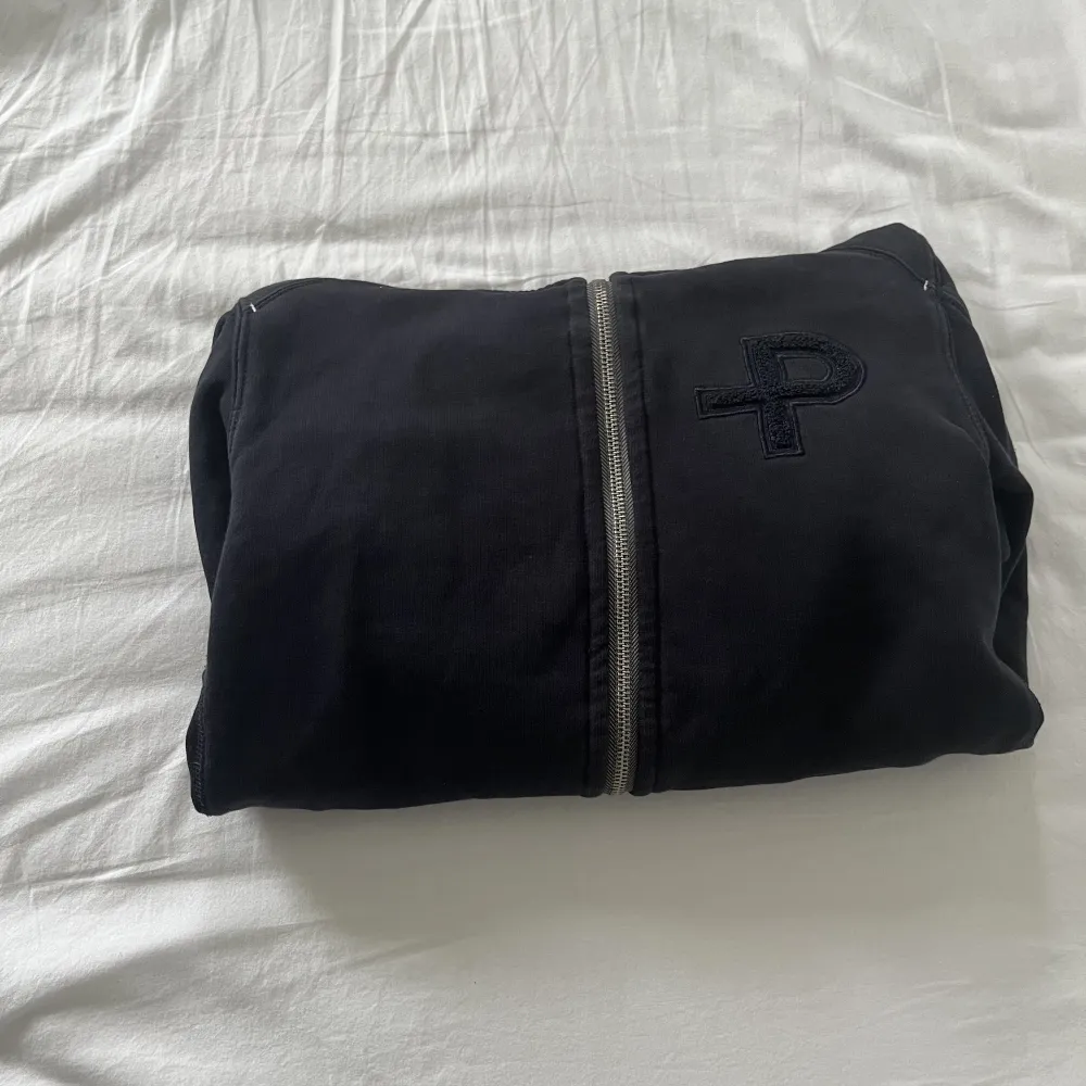 Pelle P Hoodie i fint skick helt utan skador och defekter i storlek S passar även M. Nypris är 1400 kr. Hoodies.