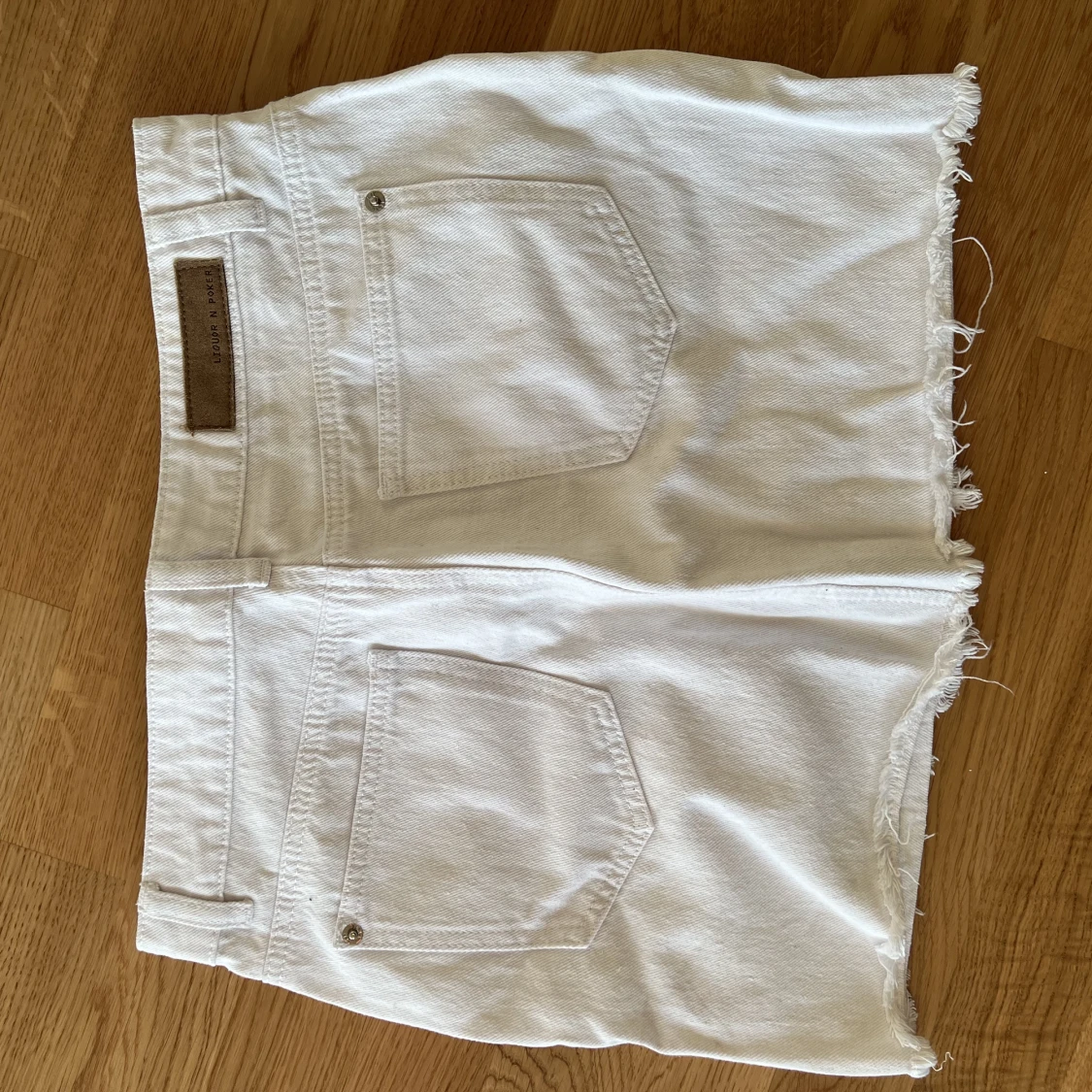 Vit kort jeanskjol - 90