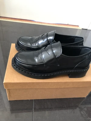 Urban outfitters Loafers - Snygga loafers från Urban. Använt endast en gång, därav nyskick☺️Kan mötas upp i slussen annars står köparen för frakt.