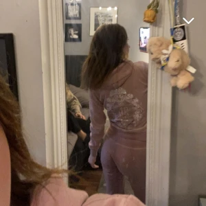 Vintage Juicy Couture  - Säljer mitt Vintage Juicy Couture set i puder rosa som inte går att få tag i❤️ Det står i kläderna att dem är storlek M men jag har XXS egentligen och är 163, det sitter perfekt på mig🤷🏻‍♀️Jätte bra skick och knappt använt🫶🏻 Kp för mer information eller bilder💞