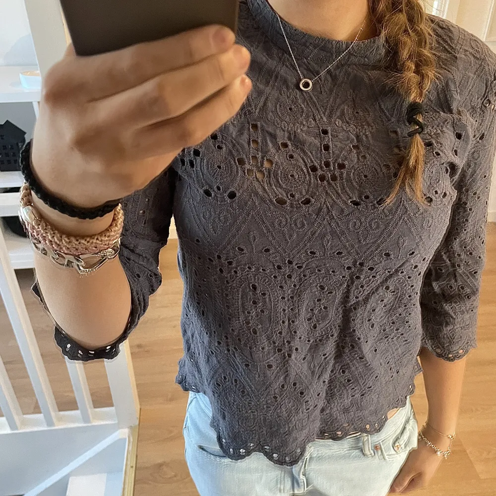 Säljer nu denna sjukt detaljerade broderade topp. Så sååå snygg med alla detaljer❣️🥂MER bilder finns att hitta i dm!! Frakt ingår EJ i pris💋💋. T-shirts.