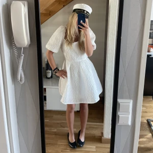 Klännimg - Säljer världens finaste klänning från nakd som är perfekt till exempelvis studenten eller bara svin najs i sommar prislappen är kvar! Finaste ryggen men säljer pågrund utav att den är förstor för mig