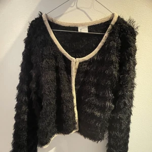Svart kofta - Passar perfekt till allt, jättefin model och detaljer!!! köpte den i fel storlek.  Köparen står för frakt