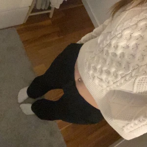 KOSTYMBYXOR - Säljer mina skitsnygga kostymbyxor från HM, dem sitter precis under naveln så dem är inte lågmidjade men inte jätte högmidjade. Liknar bikboks högmidjade kostymbyxor💌💌stretchiga men töjer inte ut sig så mycket🫶🏼