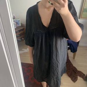 Klänning  - Klänning köpt second hand som är lite see trough