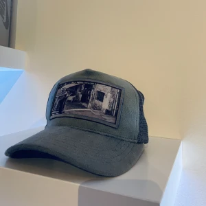 Emilio Pendenza Keps - Emilio Pendenza Keps, köpt för 550kr, Fint skick.