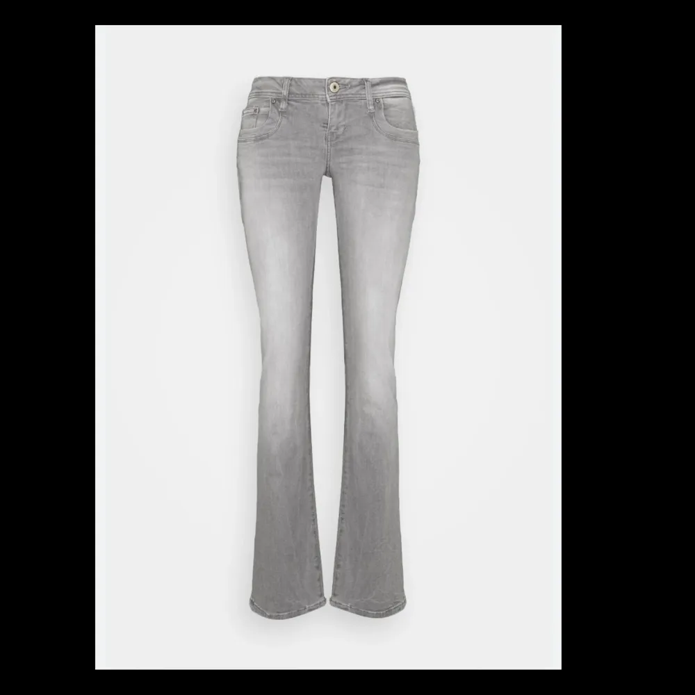 Säljer mina ltb jeans i modellen valerie. Strl 27/32. Bra skick, sparsamt använda. Sitter perfekt på mig som är ungefär 160cm 💗. Jeans & Byxor.