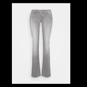 Ltb jeans valerie gråa - Säljer mina ltb jeans i modellen valerie. Strl 27/32. Bra skick, sparsamt använda. Sitter perfekt på mig som är ungefär 160cm 💗