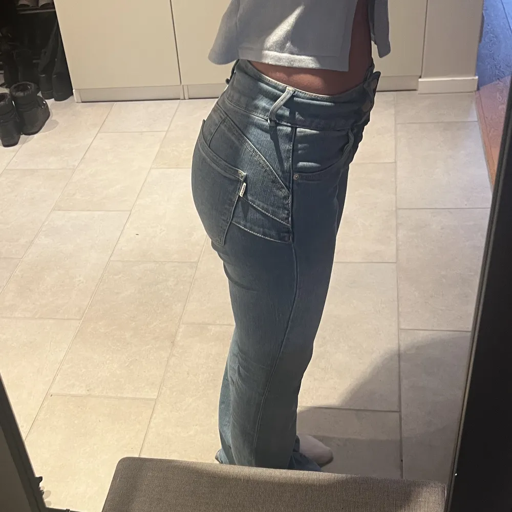 Säljer mina favvojeans i sjukt snygg ljus tvätt. Perfekta till vår/sommar!! Varsamt använda . Jeans & Byxor.