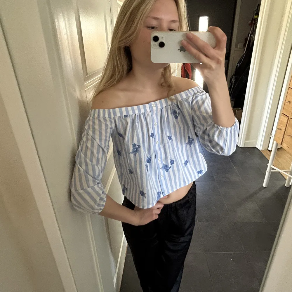 Supergullig off-shoulder topp från Hollister🐻🐻🐻🐻köpt för flera år sedan, men i fint skick . Toppar.