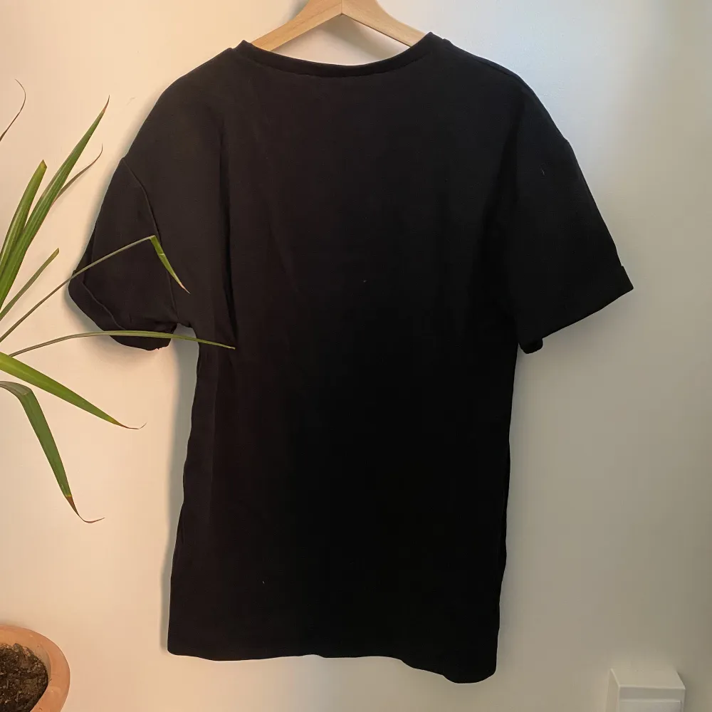 En superskön lång t-shirt från Zara. Har tyvärr inte kommit till sås Tor använding så därför säljer jag den. Endast använd ett fåtal gånger så är i väldigt bra skick!. T-shirts.