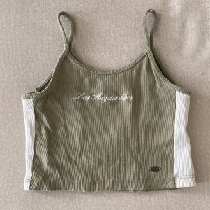 Snyggt sommarlinne  - Cool croppad sommartopp i ribbat material, superskönt! 🌼Dock är det ganska litet, storleken är XS men passar som en XXS, korta axelband. 