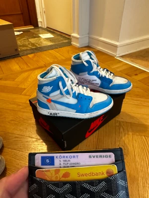 Off white Jordan 1 UNC - Tjena! Säljer av mina UNCS då jag tröttnat på dem, köpta från stockX 2022.   Size 42.5 