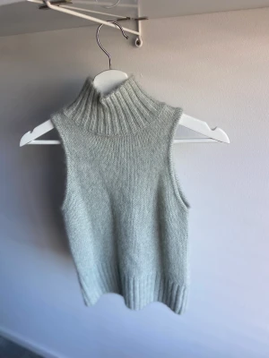 Polo topp - Stickad topp med polokrage. Ljusgrön/blå, jättefin färg. Aldrig använts då den är för liten för mig.