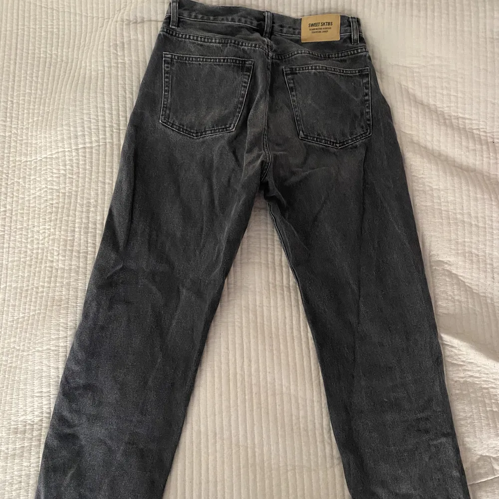 Fina jeans som är i en urtvättat svart/mörkgrå färg. De är raka och går till anklarna på mig som är 172. De är välanvända men i bra skick!. Jeans & Byxor.