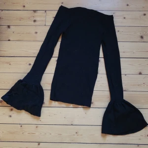 Bell arm shirt - Long sleeve shirt from gina tricot with bell arms. Condition good. Fabric is soft and thick