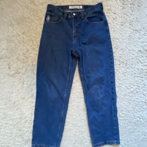 Polar jeans - Skitsnygga Polar jeans köpta för ca 1 år sen dom är väl använda men fortfarande inbars skick. Säljer dom för har köpt ett nytt par.