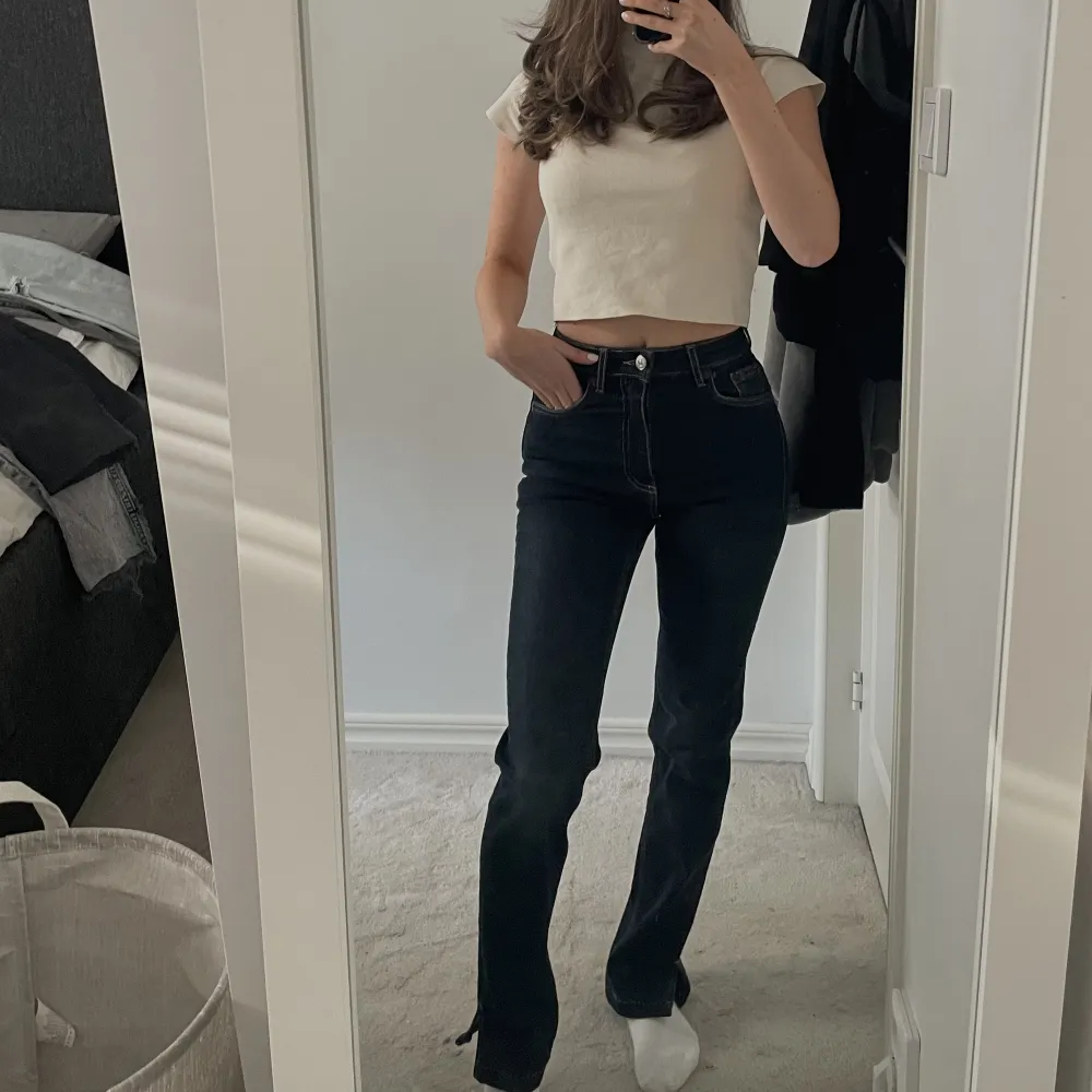 Mörkblå jeans med slits från Zara🪬 har sytt kortare (se bild 3) då jag är 154 cm lång. Använda väldigt fåtal gånger då jag inte tycker färgen passar mig, jättebra skick! Storlek 32🪬. Jeans & Byxor.