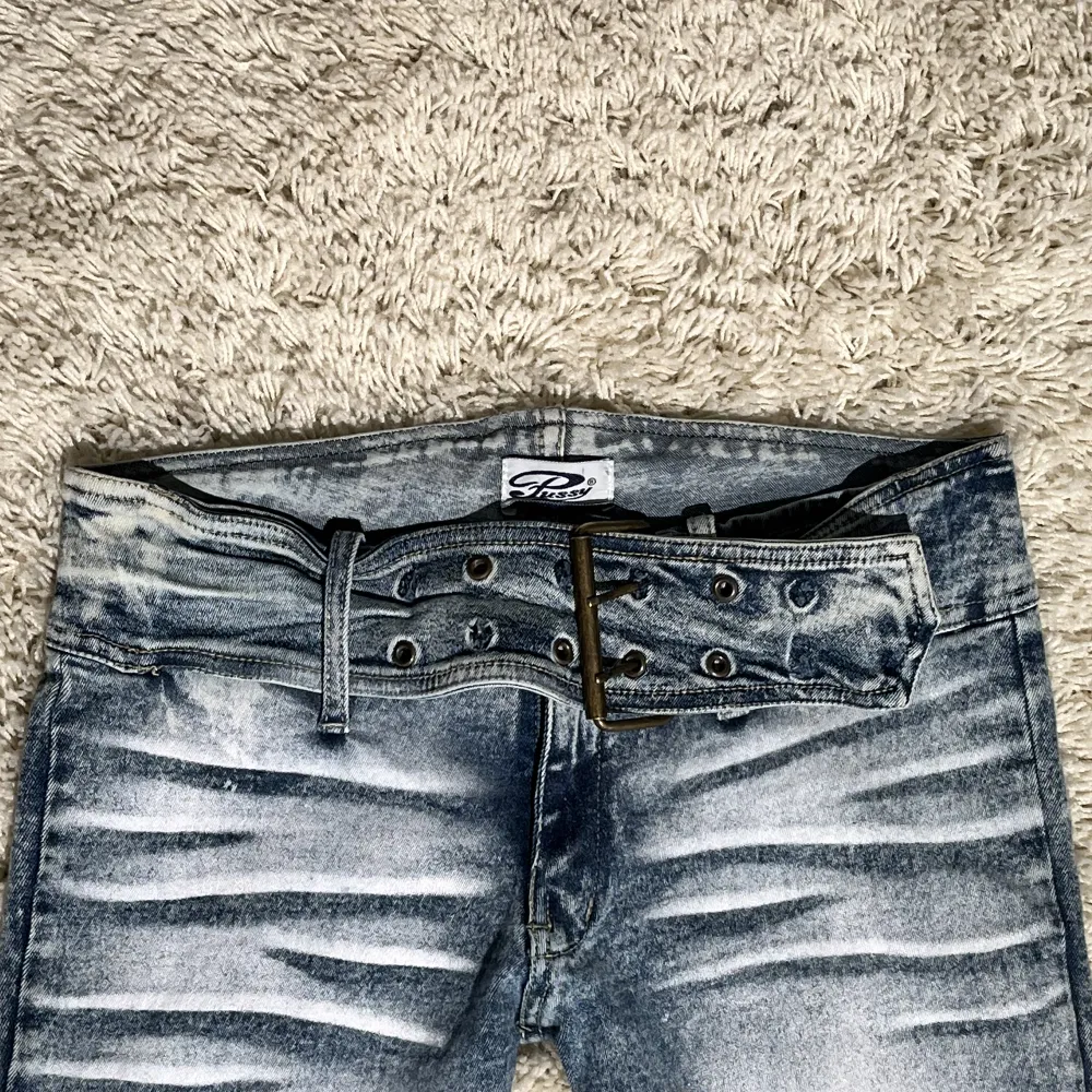 Jättecoola Lågmidjade bootcut jeans. Köpta secondhand, inga defekter förutom att några hål på bältet gått av men inget man tänker på. Midjemått: 78cm (har stretch och bälte) innerbenslängd: 83cm. Jeans & Byxor.