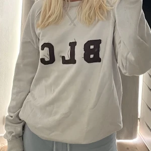 Ljusgrå collegetröja från Lgr157 - Tröjan är i storlek XL från herravdelningen men jag har använt den oversized.