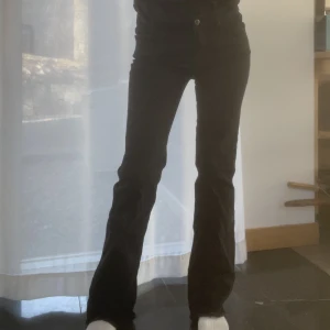 Svarta jeans  - Jättesnygga! 28/32. Köparen står för frakt!❤️❤️❤️