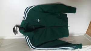 Adidasjacka XS - Superfin grön adidasjacka i stl xs. Använd en gång, säljer eftersom den är liten på mig då jag råkade köpa fel stl. så den sitter som en vanlig xs.