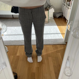 Lågmidjade kostymbyxor  - Jättesnygga rutiga kostymbyxor 🤍🤍