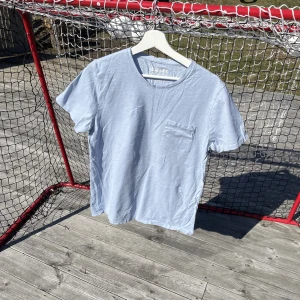 T-shirt - Oanvänd t-shirt Ljusblå Storlek M