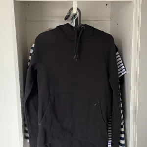 Tränings hoddie - En vanlig svart tränings hoddie från SOC. Den är väldigt tajt men skön att ha på sig.