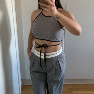 Crop top - Crop top med knytning från nakd. Aldrig använd, strl XL men passar L