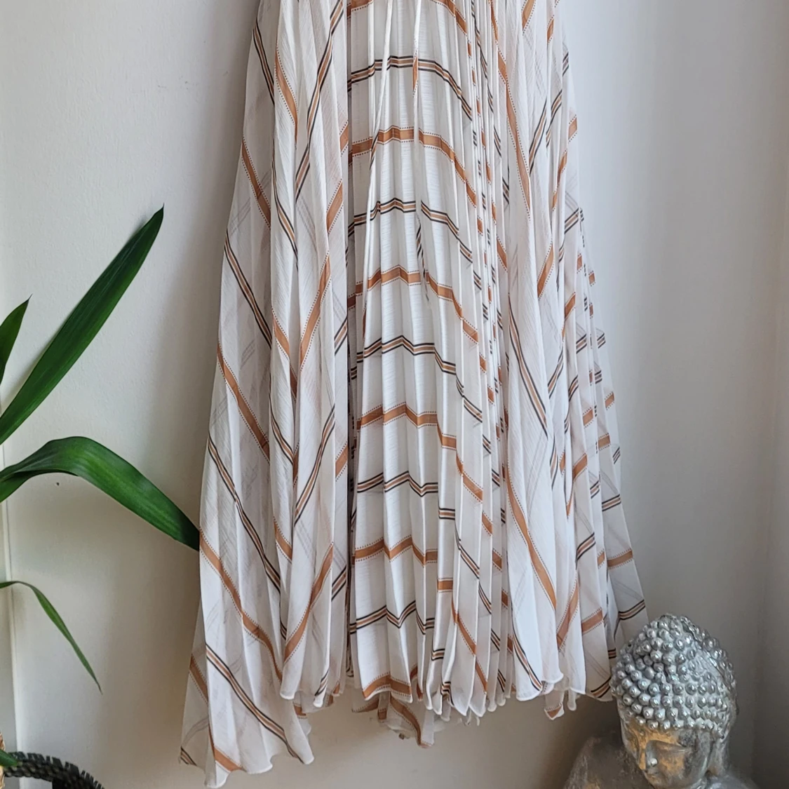 Flowy sommarklänning med omlottsnörning - 90