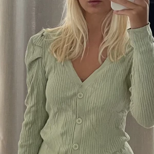 Mintgrön kofta/ tröja - Plagget går att använde både som öppen kofta och stängd tröja.