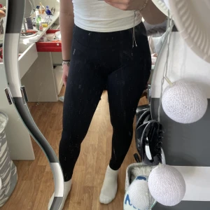 Tights - träningstights från gymshark i modellen ”flex high wasted leggings”. tyvärr är inte lappen kvar men är nästan 100% säker på att det är storlek s. nypris 549kr💗