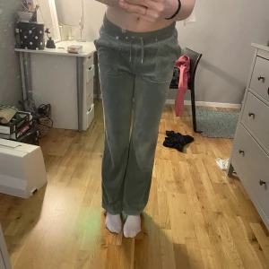 Juicy Byxor - Hej! Jag säljer mina gröna byxor från juicy couture i stolek S då dem inte används längre. Jag har använt den ganska många gånger men nu har dem legat i garderoben i några månader. Hör av dig för intresse och blir det hög efterfrågan så blir det bud💕