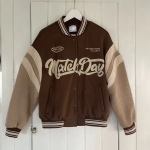 Collagejacka - Fint skick, strl S! Oversize modell