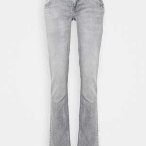 Säljer dessa ursnygga gråa Ltb jeans!❤️ Passar perfekt på någon som är typ 168 och kortare såklart!❤️