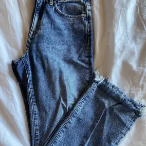 Skitsnygga croppade jeans i storlek 27, använda en gång och säljs pga de är för små.