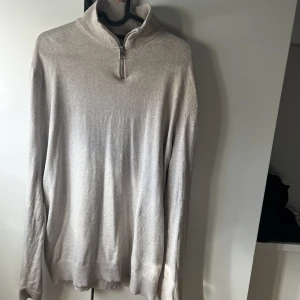 Stickad ziptröja - En helt oanvänd stickad ziptröja ifrån jack&jones. Riktigt snygg färg och perfekt inför sommaren. Skriv vid intresse eller flera bilder:) likadan tröja som min senaste annons fast beige. Storlek L