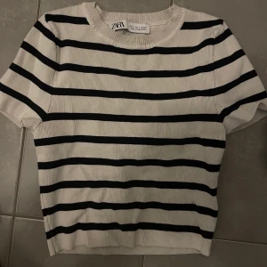 Populär topp från zara - 80kr (köparen står för frakten)