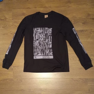 Nike acg långärmad tröja - Helt ny Långärmad acg tröja med dope tryck på framsidan o båda armarna och inbroderat acg logga på ena ärmen. Storlek M men passar också L. Kan mötas i malmö, pris kan diskuteras