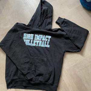 En svart vintage volleyboll collage hoodie i storlek L men passar M samt L. Pris kan justeras🙌
