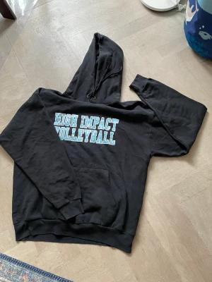 Svart Vintage collage hoodie - En svart vintage volleyboll collage hoodie i storlek L men passar M samt L. Pris kan justeras🙌