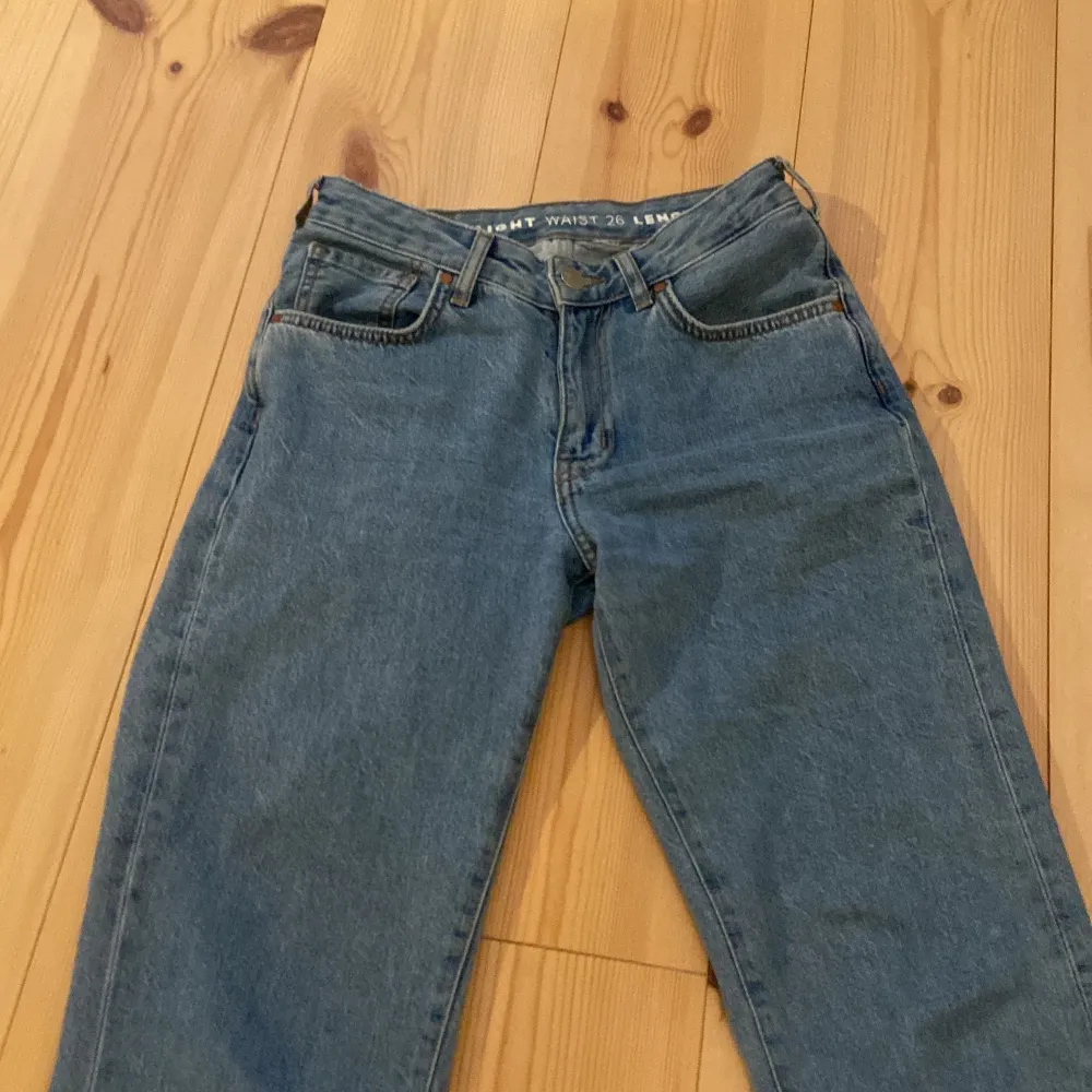 Säljer dessa fina jeans från bikbok, för dom används för lite. Dom är i bra skick och sitter fint på! Storlek 26 och längd 32!🤍🤍ordinarie pris 700kr . Jeans & Byxor.