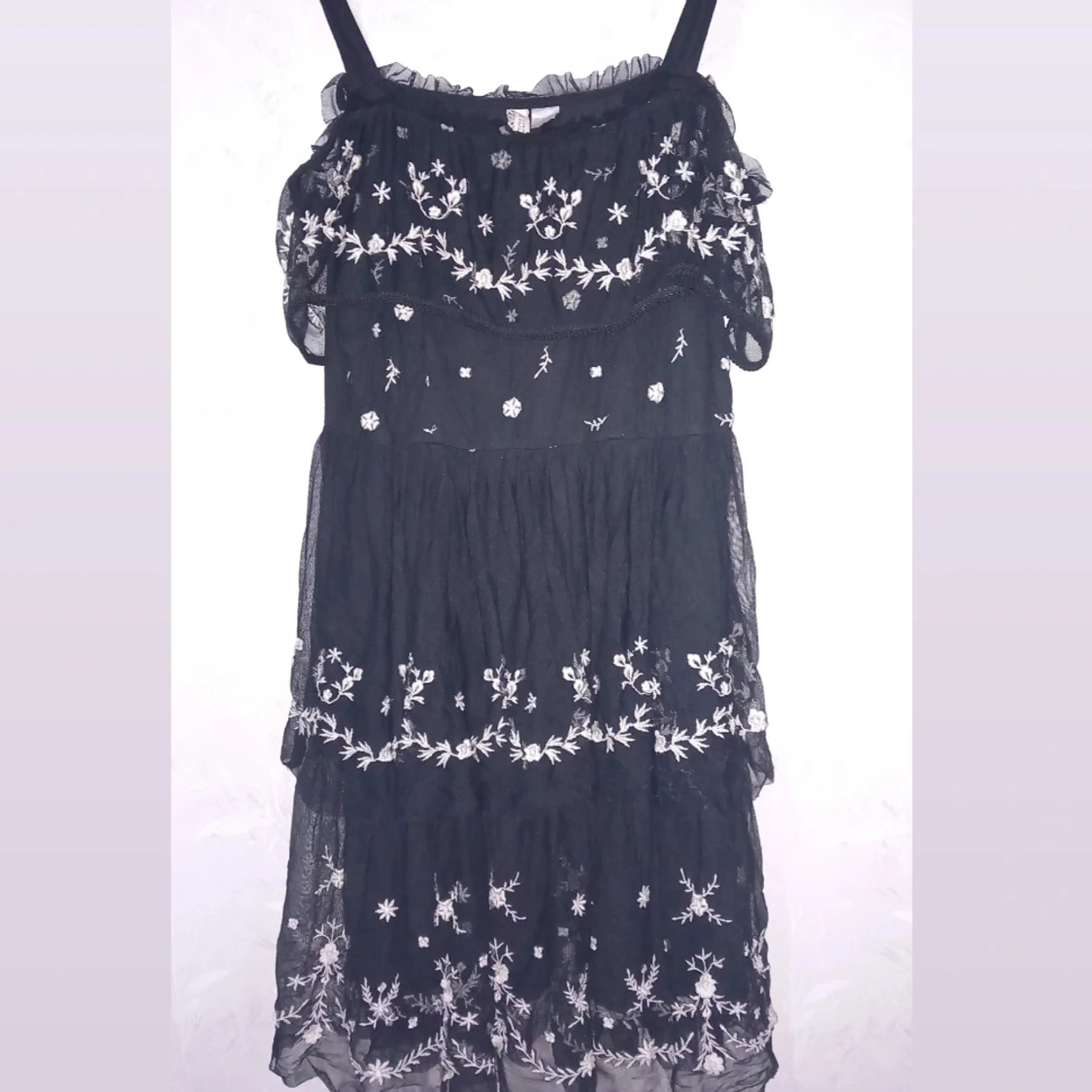 Fin svart blommig klänning! - 90
