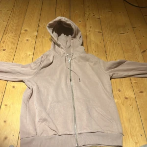 Zip Hoddie  - Zip hoodie från hm typ i nyskick har inte andvänt så mycket, är lite beach rosa men mest rosa skulle jag säga.